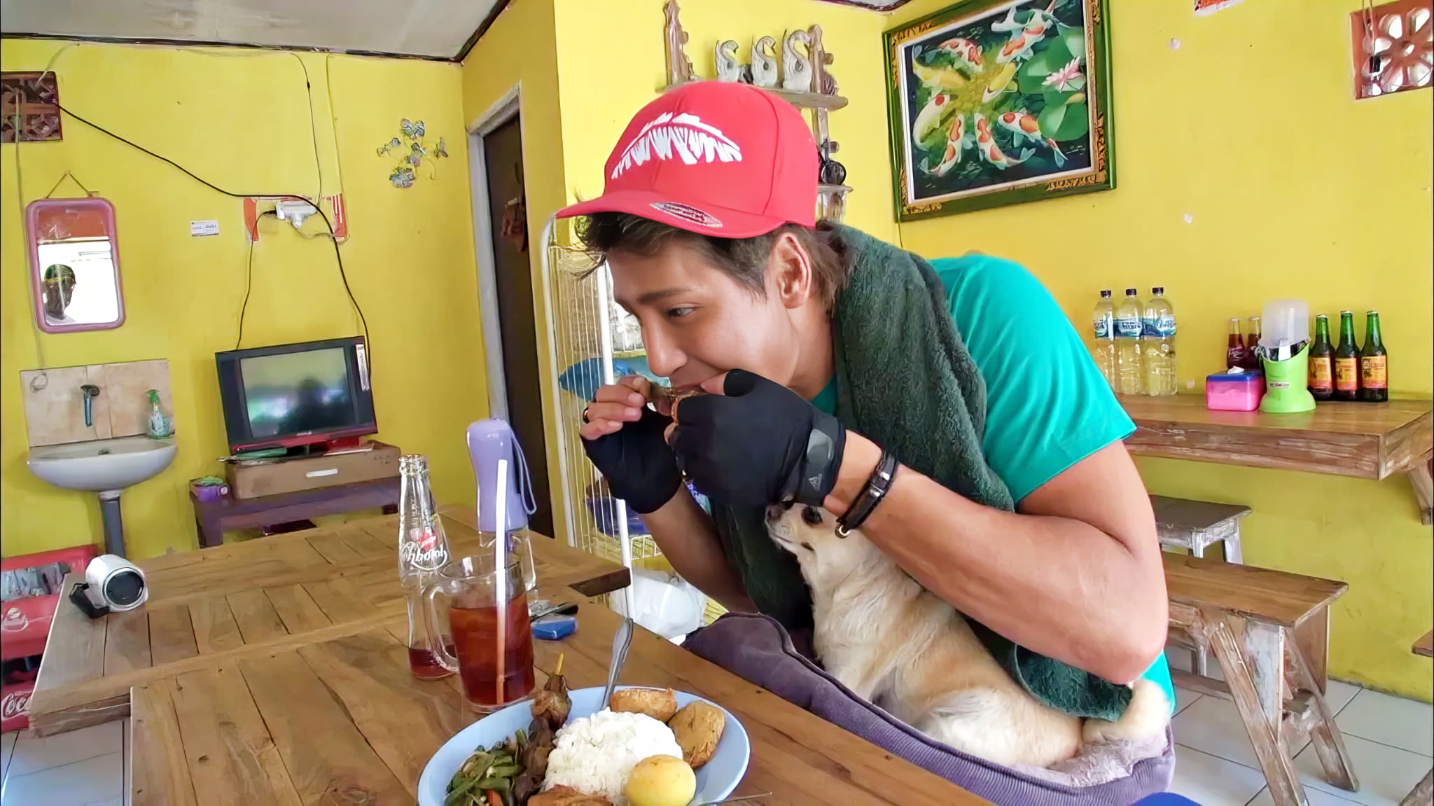 新庄剛志バリ島での食事風景